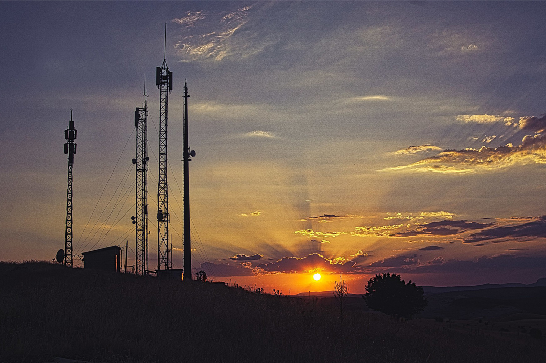 Conectividad antenas al atardecer